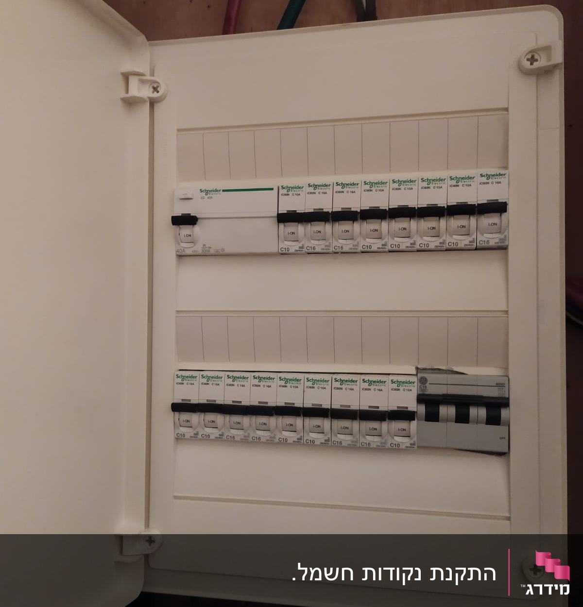 לוח חשמל עם מפסקים של שניידר אלקטריק